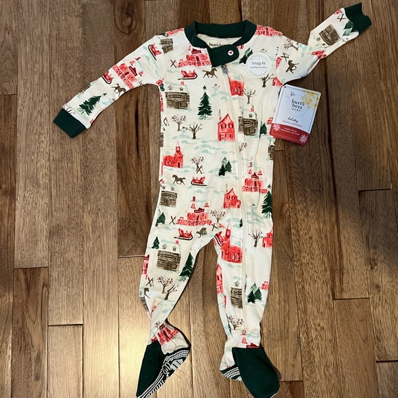 Burt’s Bees Baby One Piece Pajamas 3-6, Christmas Wonderland - Picture 1 of 2